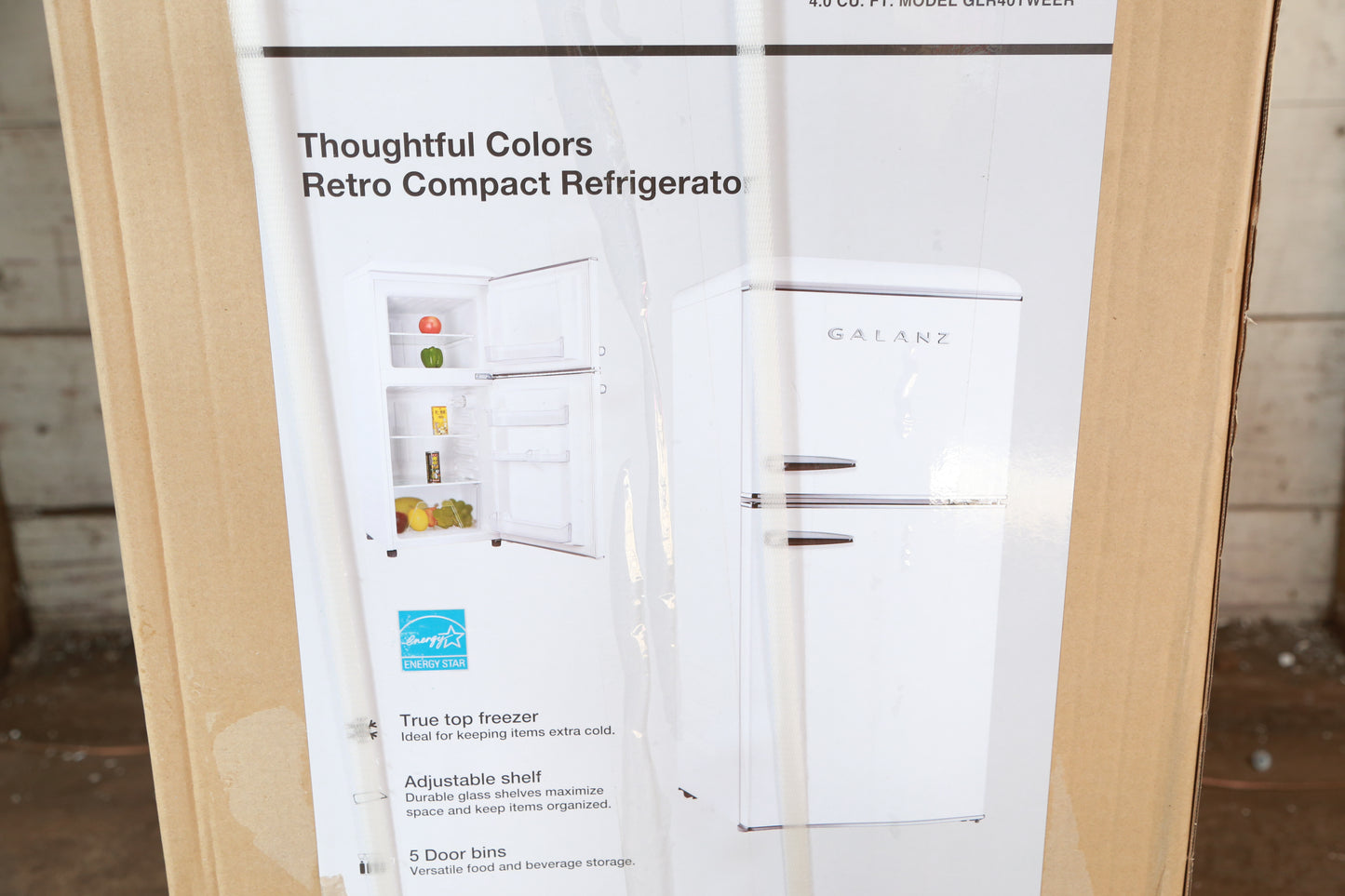 Galanz Retro dual door 4-cu ft Freestanding Mini Fridge Freezer Compartment (White)