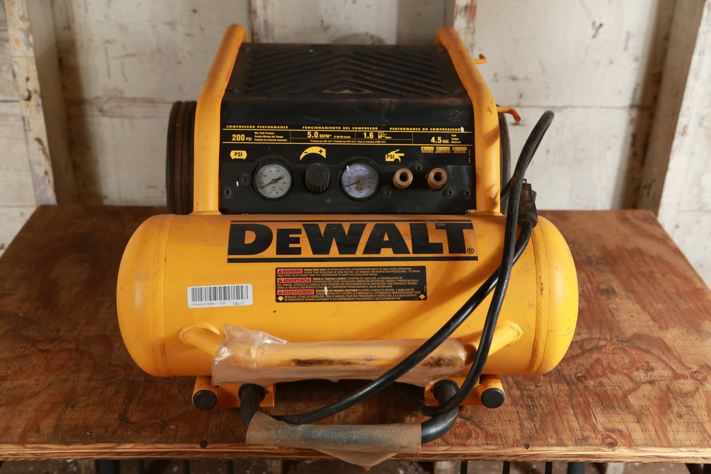 DEWALT 4.5-Gallon Single Stage Portable Electric Horizontal Air Compressor